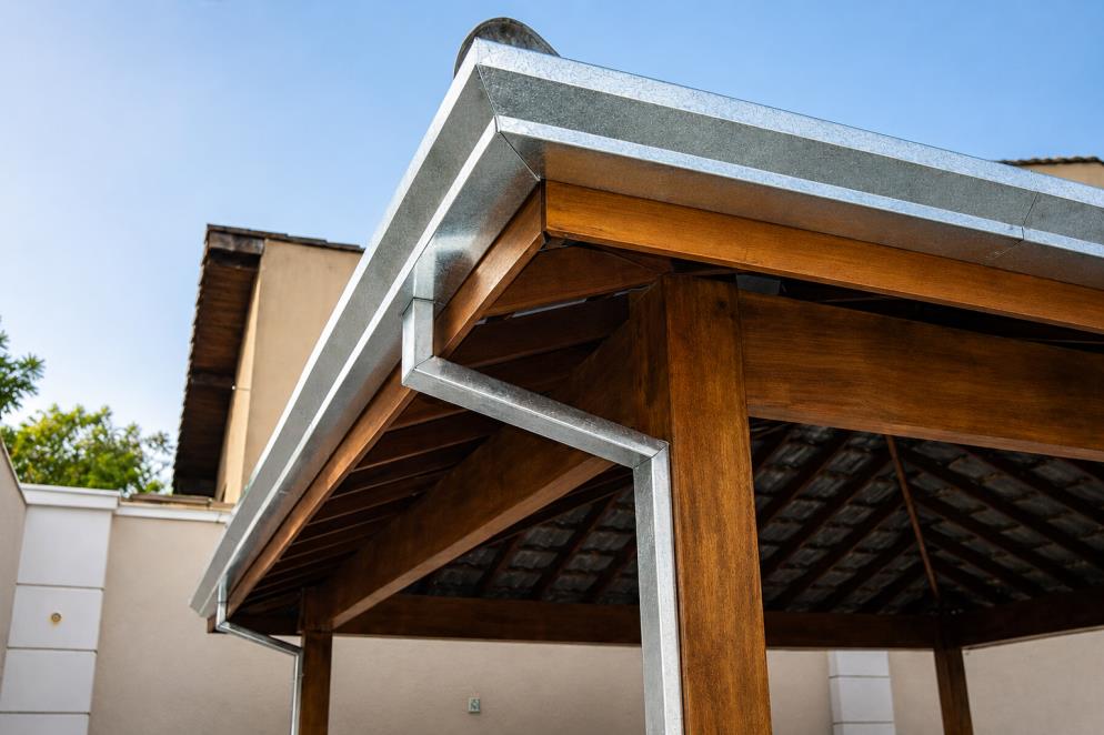 Calha galvanizada instalada em estrutura de madeira